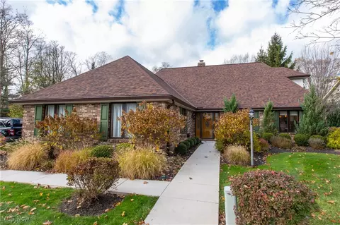 1046 Brook Ln, Rocky River, OH 44116