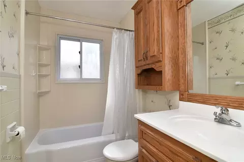 Bath - 1541 Hyde Park Ave, Akron, OH 44310 photo 1 of 1