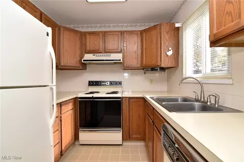 Kitchen - 1541 Hyde Park Ave, Akron, OH 44310 photo 2 of 4