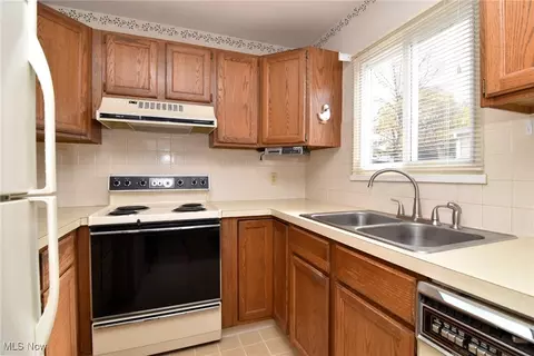 Kitchen - 1541 Hyde Park Ave, Akron, OH 44310 photo 4 of 4