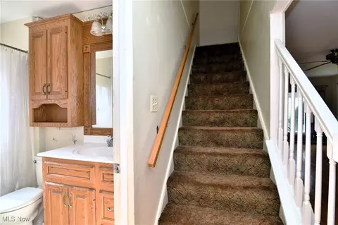 Entry Way - 1541 Hyde Park Ave, Akron, OH 44310 photo 2 of 3