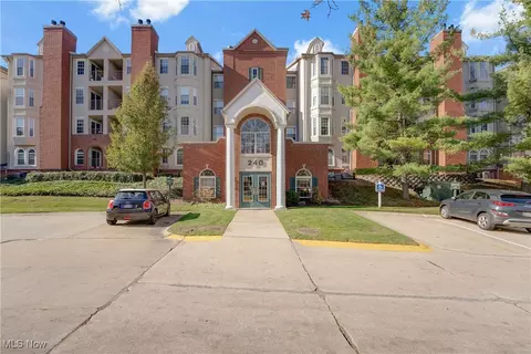 240 Fox Hollow Dr, Mayfield Heights, OH 44124