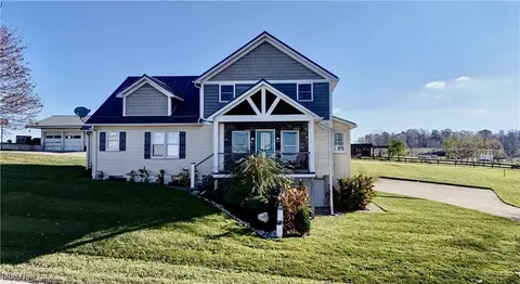 559 Pleasant Valley Rd NW, Sugarcreek, OH 44681
