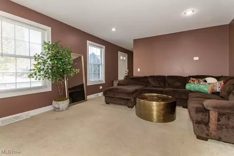 376 E 270th St, Euclid, OH 44132 photo 4