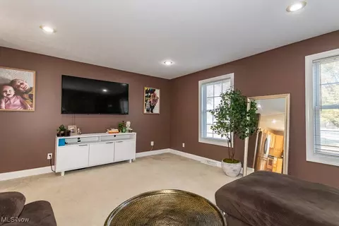 376 E 270th St, Euclid, OH 44132 photo 3