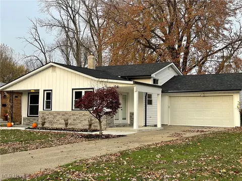163 E Overlook Dr, Eastlake, OH 44095