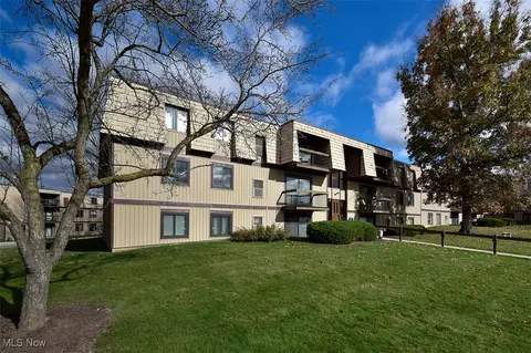 9521 Sunrise Blvd #J5, North Royalton, OH 44133