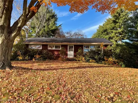7605 Pinedale St NE, Hartville, OH 44632