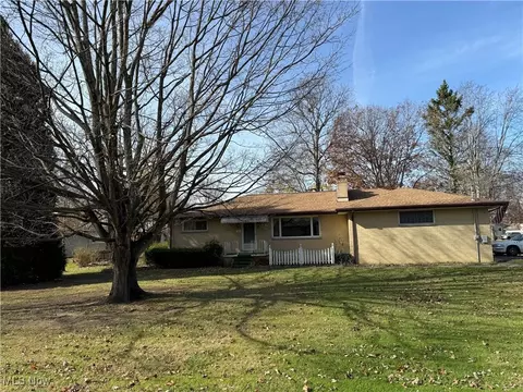 92 Woodland Dr, New Middletown, OH 44442