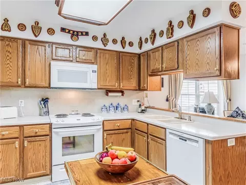 2084 Heather Ct, Akron, OH 44313 photo 9