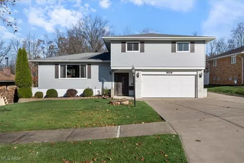 5200 Sandy Hook Dr, Parma, OH 44134
