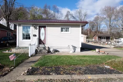 108 N Wardell St, Uhrichsville, OH 44683