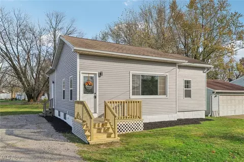 499 3rd St, Geneva, OH 44041