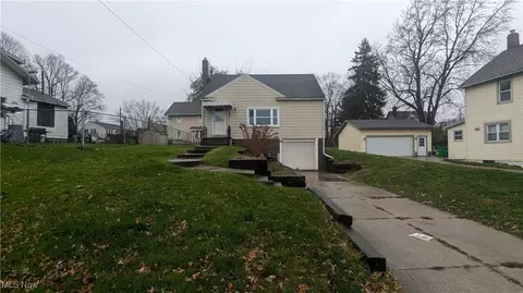 8 29th St SW, Barberton, OH 44203