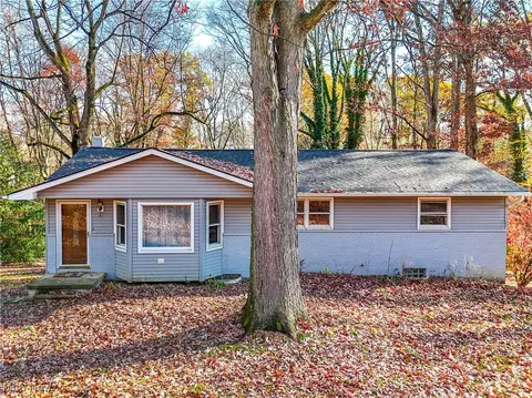 8470 Shadyview Ave NW, Clinton, OH 44216
