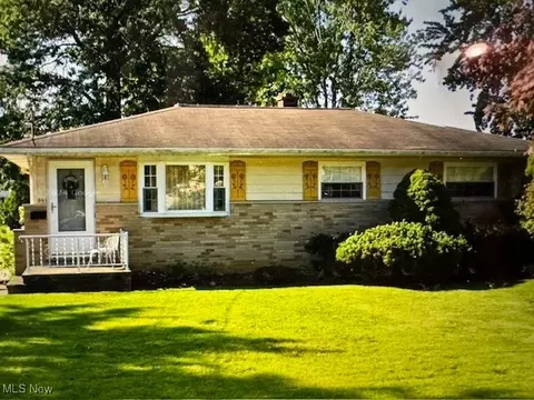 444 Windsor Dr, Elyria, OH 44035