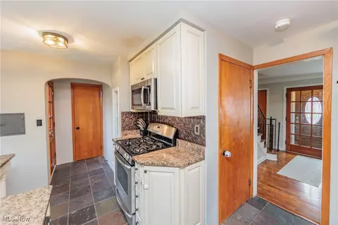 5243 Mayview Rd, Lyndhurst, OH 44124 photo 13
