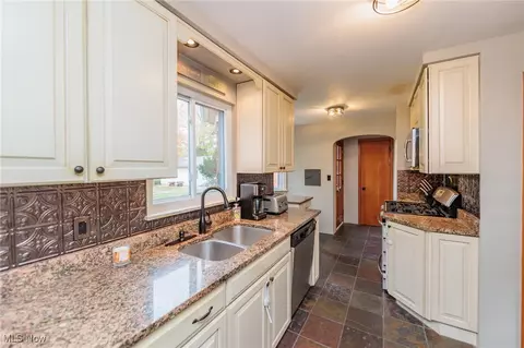 5243 Mayview Rd, Lyndhurst, OH 44124 photo 12