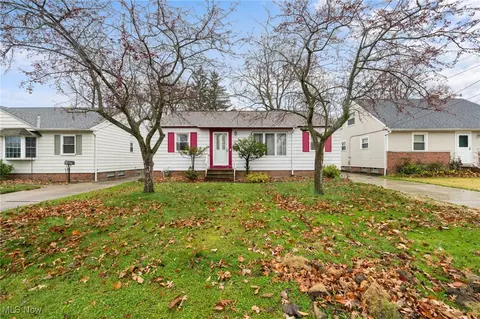 29324 Beechwood Dr, Wickliffe, OH 44092