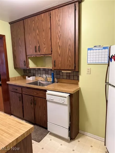 Kitchen - 295 E 250th St, Euclid, OH 44132 photo 3 of 3