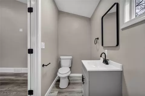 Bath - 3242 Eagle Ave, Lorain, OH 44055 photo 2 of 3