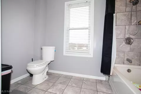 Bath - 125 Ridgeway St, Struthers, OH 44471 photo 3 of 3