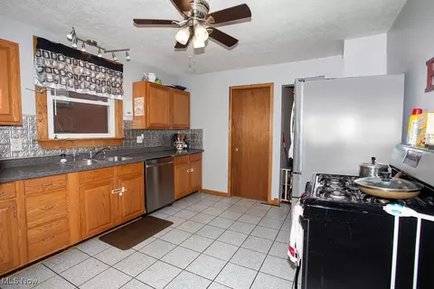 Kitchen - 125 Ridgeway St, Struthers, OH 44471 photo 3 of 3