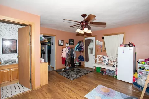 Entry Way - 125 Ridgeway St, Struthers, OH 44471 photo 1 of 2