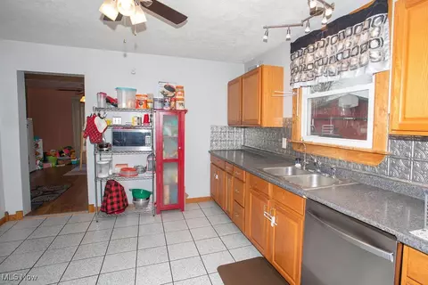Kitchen - 125 Ridgeway St, Struthers, OH 44471 photo 2 of 3