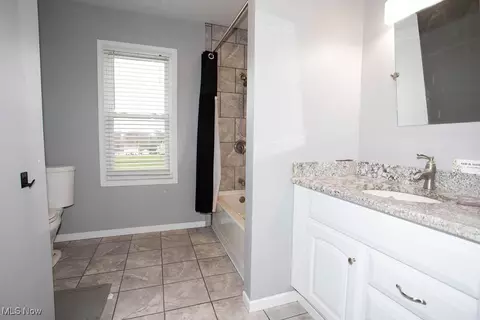 Bath - 125 Ridgeway St, Struthers, OH 44471 photo 2 of 3