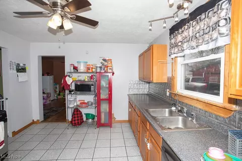 Kitchen - 125 Ridgeway St, Struthers, OH 44471 photo 1 of 3
