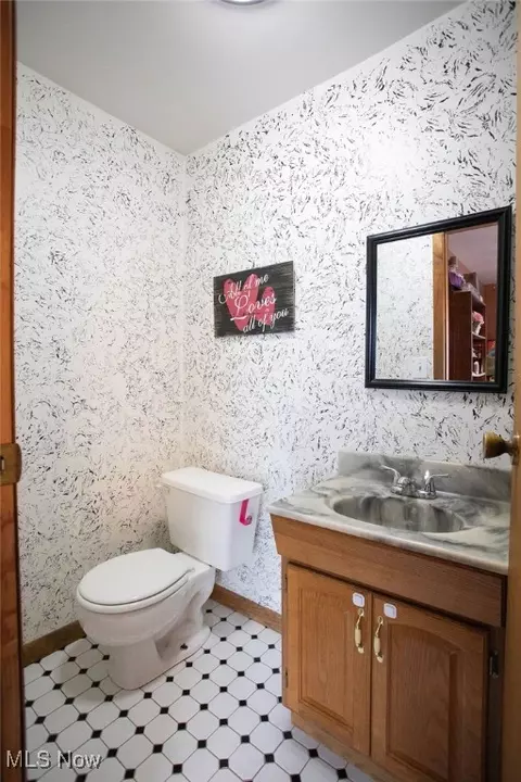 Bath - 125 Ridgeway St, Struthers, OH 44471 photo 1 of 3