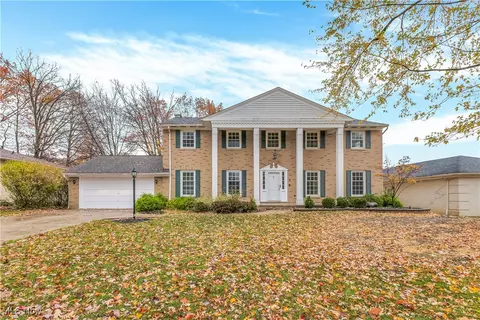 8507 Pin Oak Dr, Parma, OH 44130
