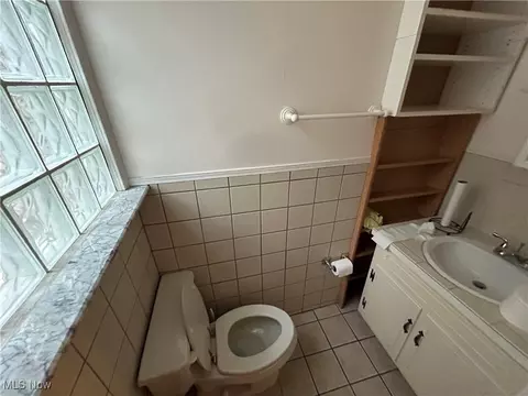 161 E 201st St, Euclid, OH 44123 photo 5