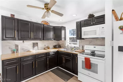 Kitchen - 27 Helena Dr, Struthers, OH 44471 photo 1 of 2