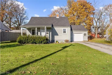 27 Helena Dr, Struthers, OH 44471