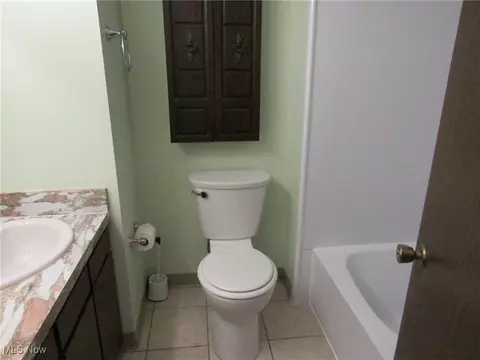 Bath - 929 Westshore Dr, Ashtabula, OH 44004 photo 2 of 3