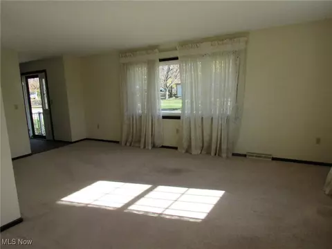 Living - 929 Westshore Dr, Ashtabula, OH 44004 photo 3 of 6