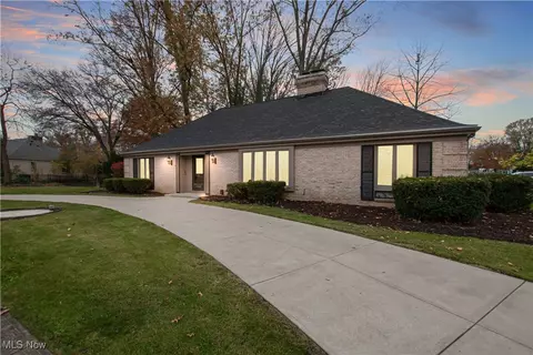 3950 W Valley Dr, Fairview Park, OH 44126