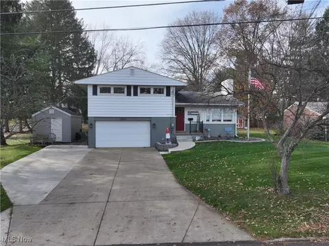 2262 Robinhood Dr, Wooster, OH 44691