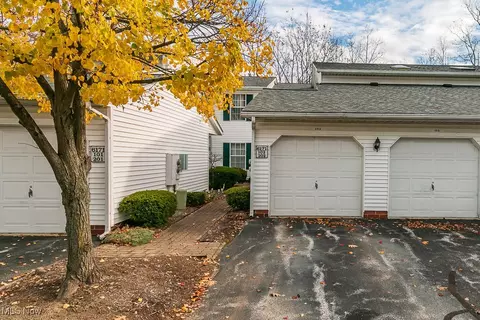 6171 Center St #202, Mentor, OH 44060