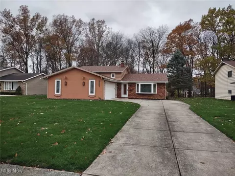 8654 Courtland Dr, Strongsville, OH 44149