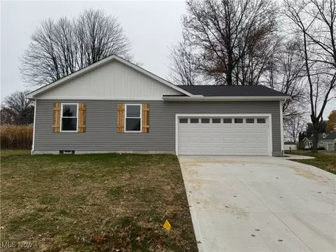 222 9th St NE, Barberton, OH 44203