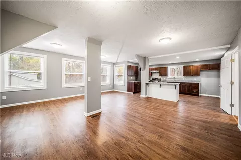 Living - 2530 W Center St, Ashtabula, OH 44004 photo 4 of 8