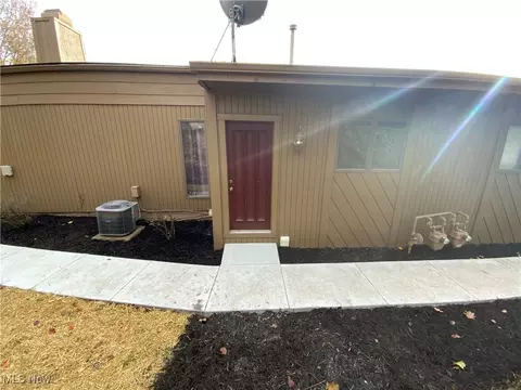 1113 Applegrove St NW, North Canton, OH 44720