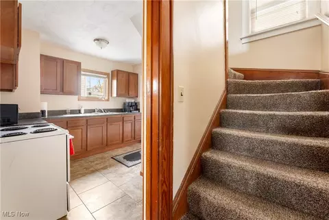 Entry Way - 423 E Wilbeth Rd, Akron, OH 44301 photo 2 of 2