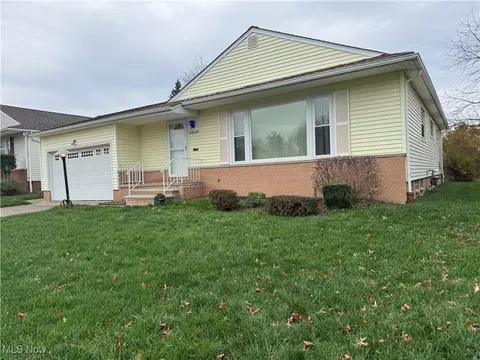 23638 Hillcroft Dr, Warrensville Heights, OH 44128