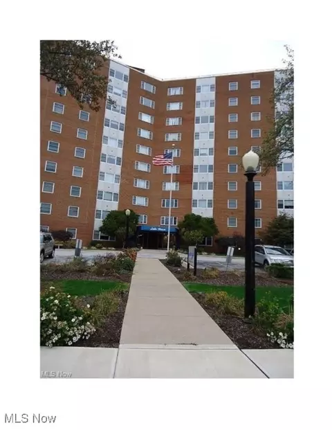 11850 Edgewater Dr #801, Lakewood, OH 44107