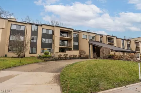 1006 Bunker Dr #201, Fairlawn, OH 44333