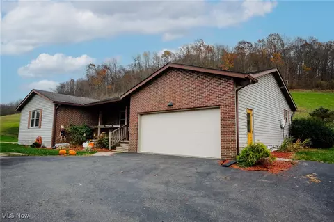 1303 Barnhill Rd SE, New Philadelphia, OH 44663
